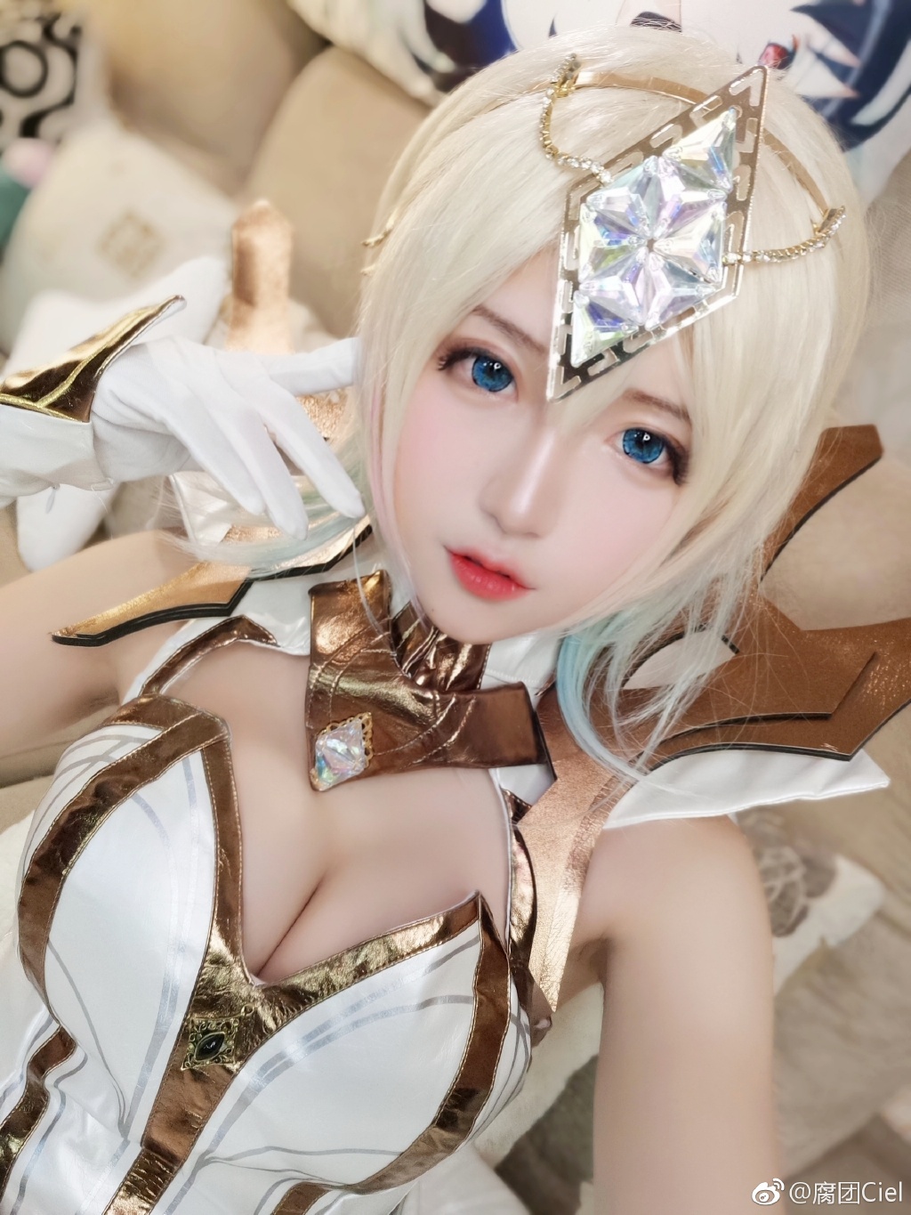 Lux-Cosplay-Costume-LOL-Lux-2018-Ciel-02.jpg