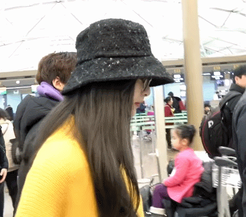 (B7-169_ ICN-TPE) Tzuyu-Finger-Heart-and-Wave-Smile-2020-01-07.gif