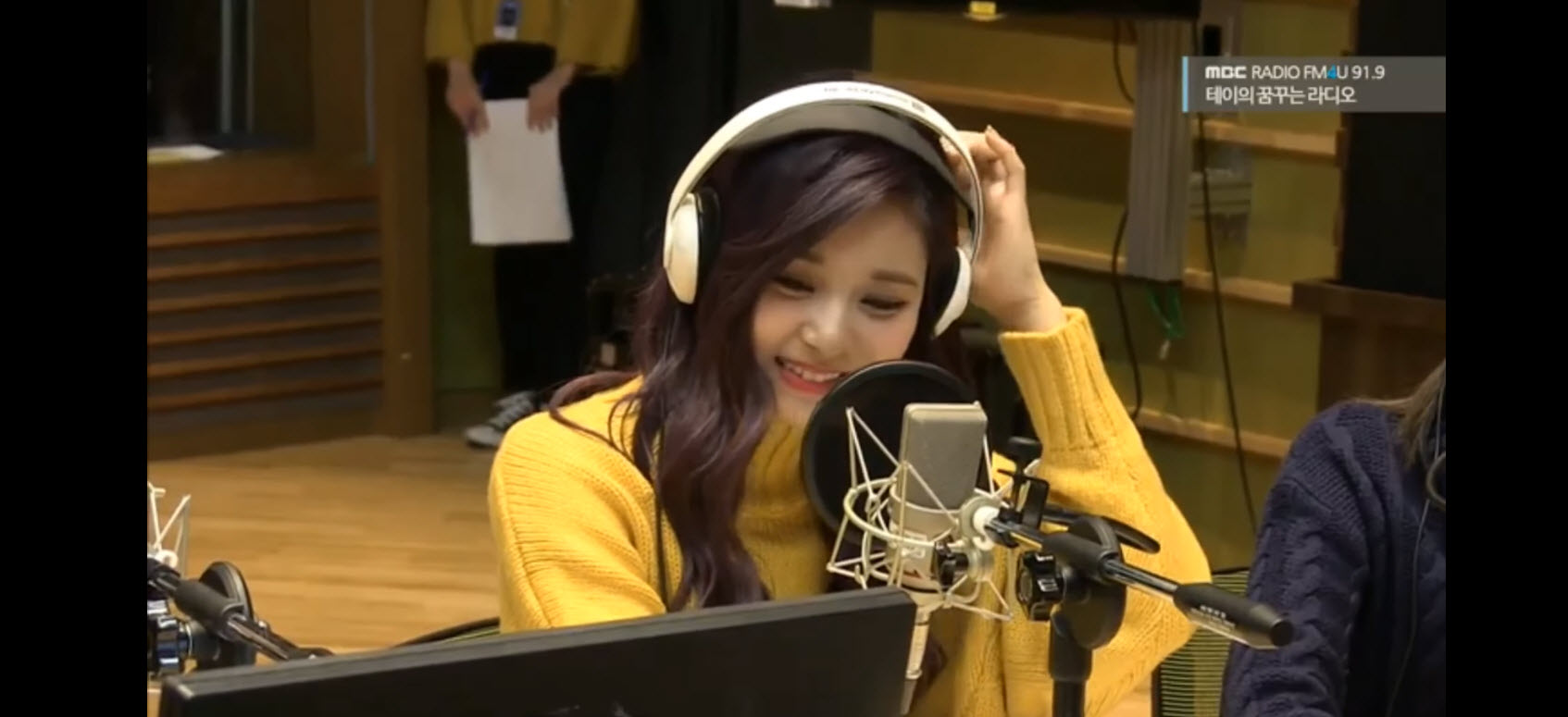 2016-11-01-Tzuyu-MBC-radio-yellow-knitting-sweater-3.jpg