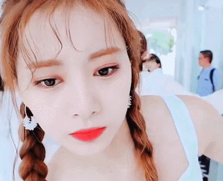 twobraid-Tzuyu-adjust-her-sandle-Hawaii-2019.gif
