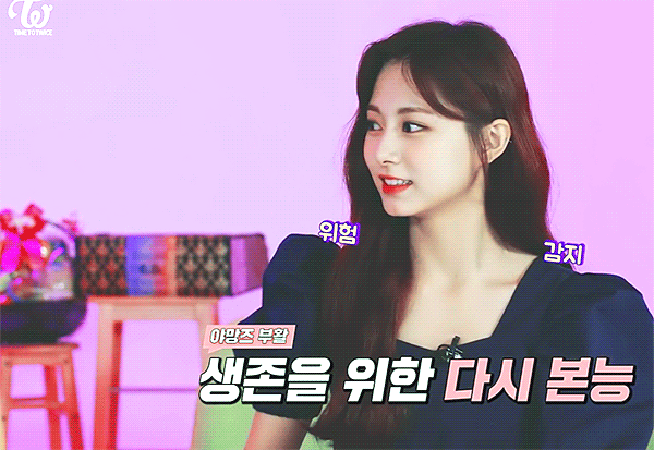 tzuyu-karaoke-2.gif