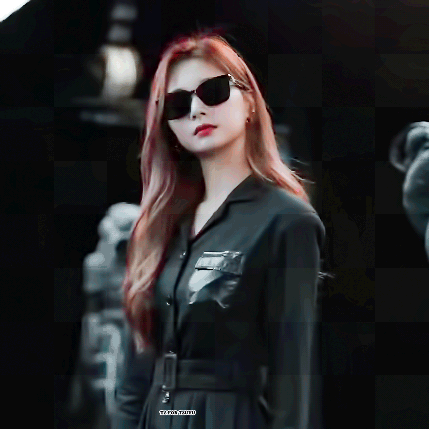 tzuyu-MONCLER + Tzuyu0GENTLE MONSTER-2021-09-26.gif