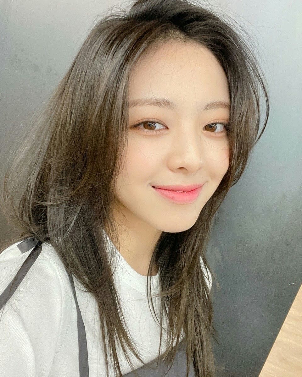 申有娜 YUNA ITZY CfeD78D.jpg