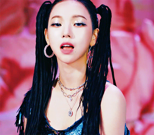 Aespa-Karina-GIF-capture- (09).gif