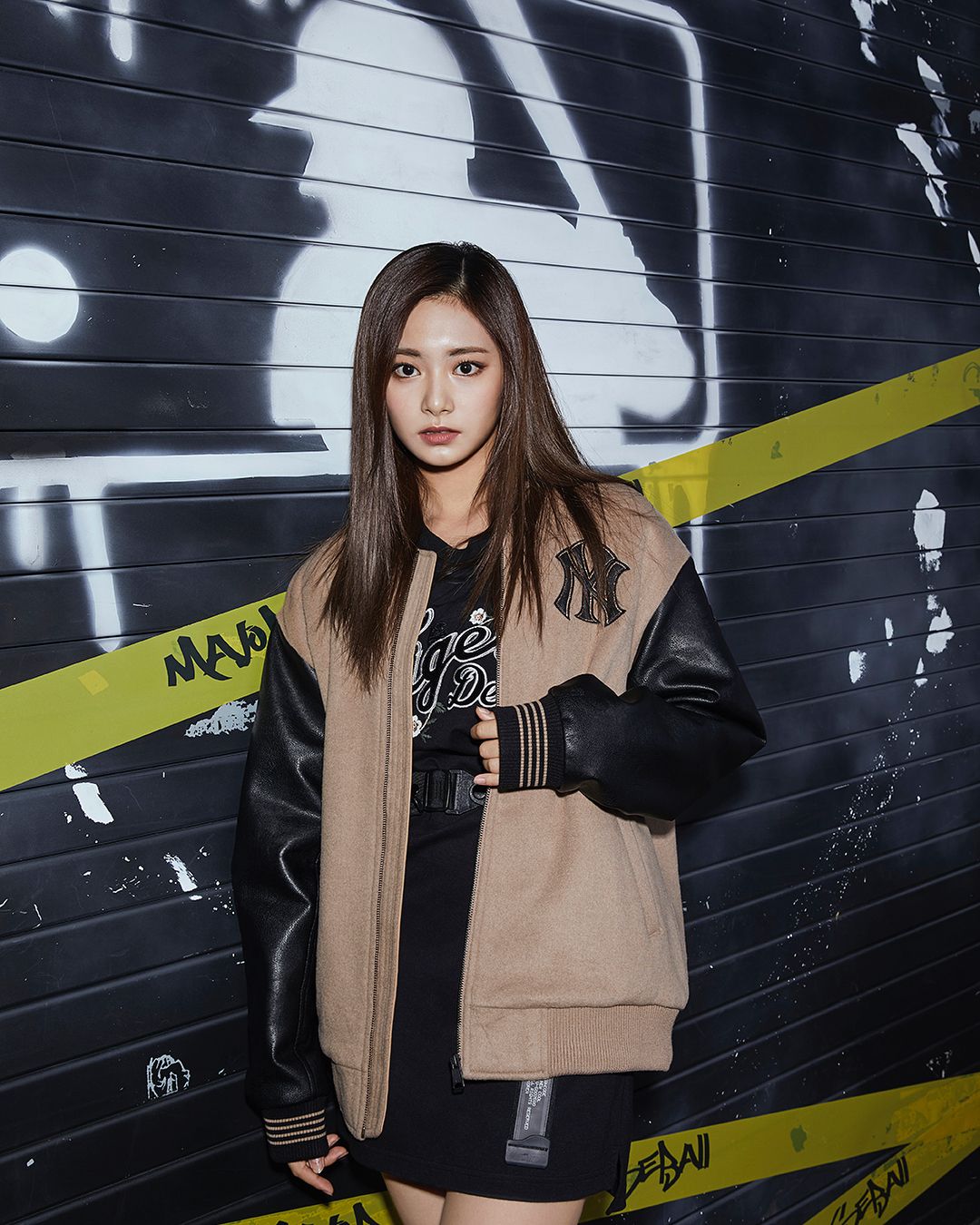 2017-New-York-Yankees-Leather-Coat-Tzuyu-5.jpg