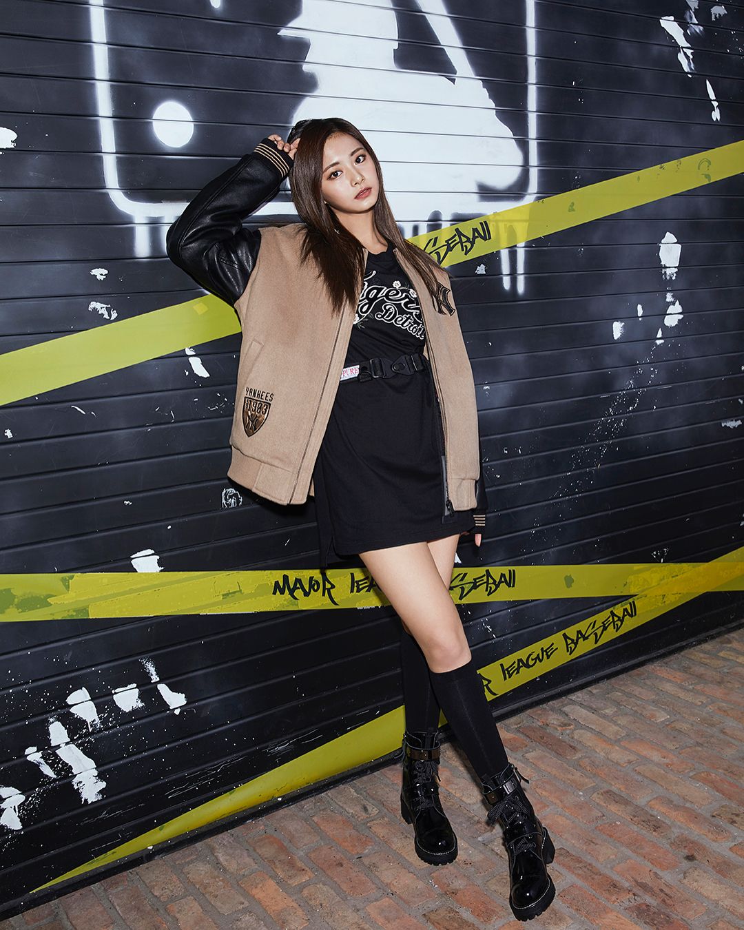 2017-New-York-Yankees-Leather-Coat-Tzuyu-6.jpg