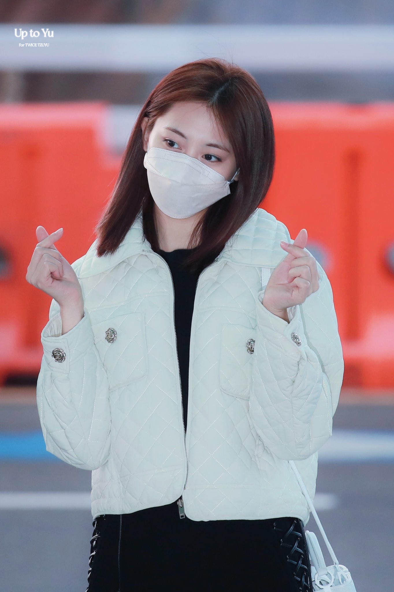 2022-02-13-ICN-to-LAX-Twice-Tzuyu-Fingers-Hearts-Gesture.jpg