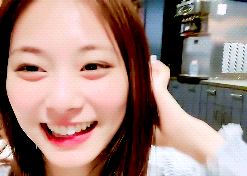 (2022-LA) Tzuyu Chou Selfie in LA.gif