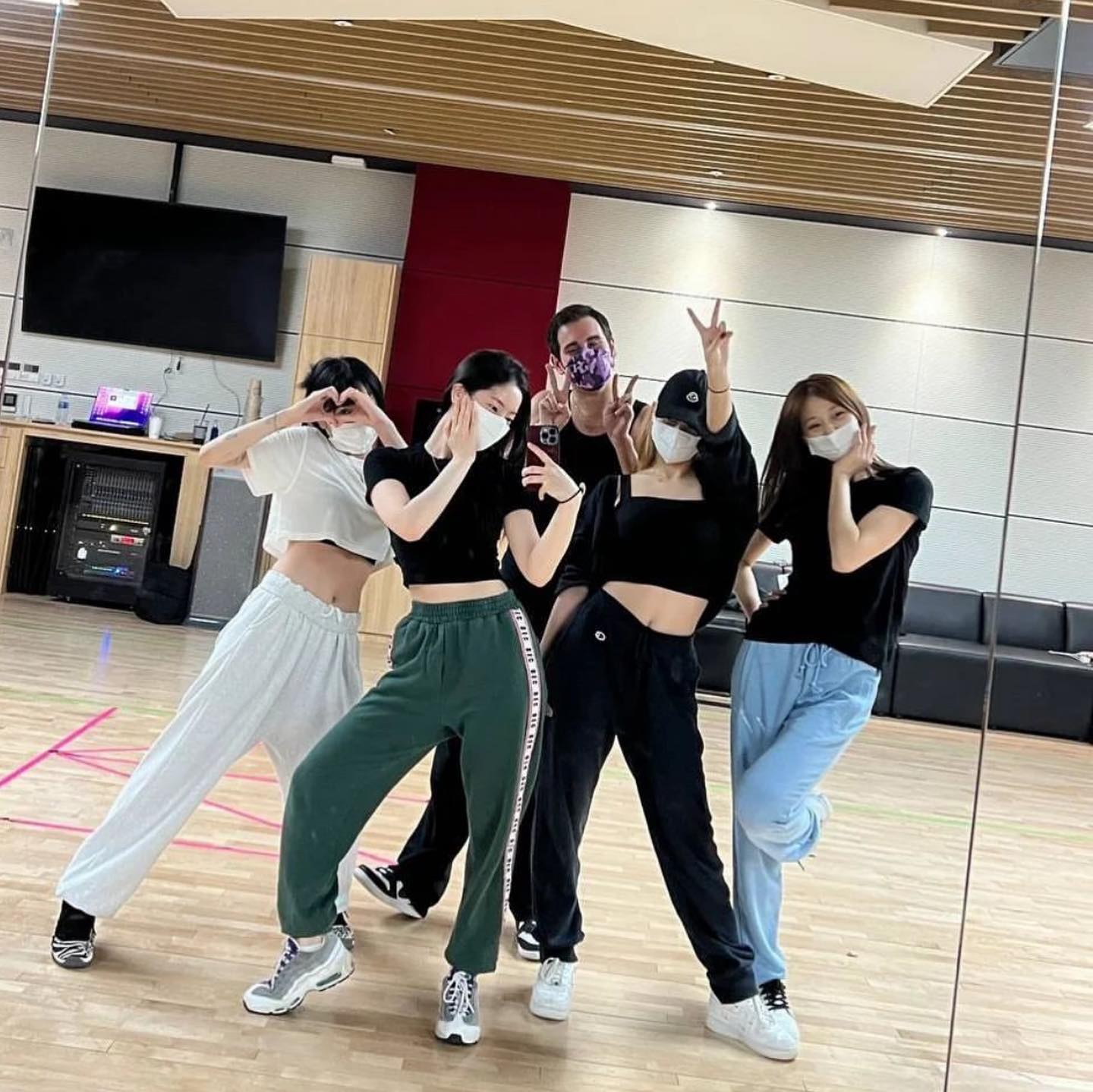 子瑜、Momo、多賢、彩瑛、Kiel Tutin (2022-May).jpg