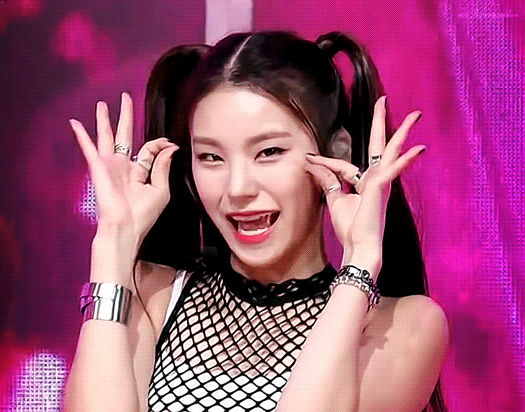 ITZY-Yeji-2022 (12).gif