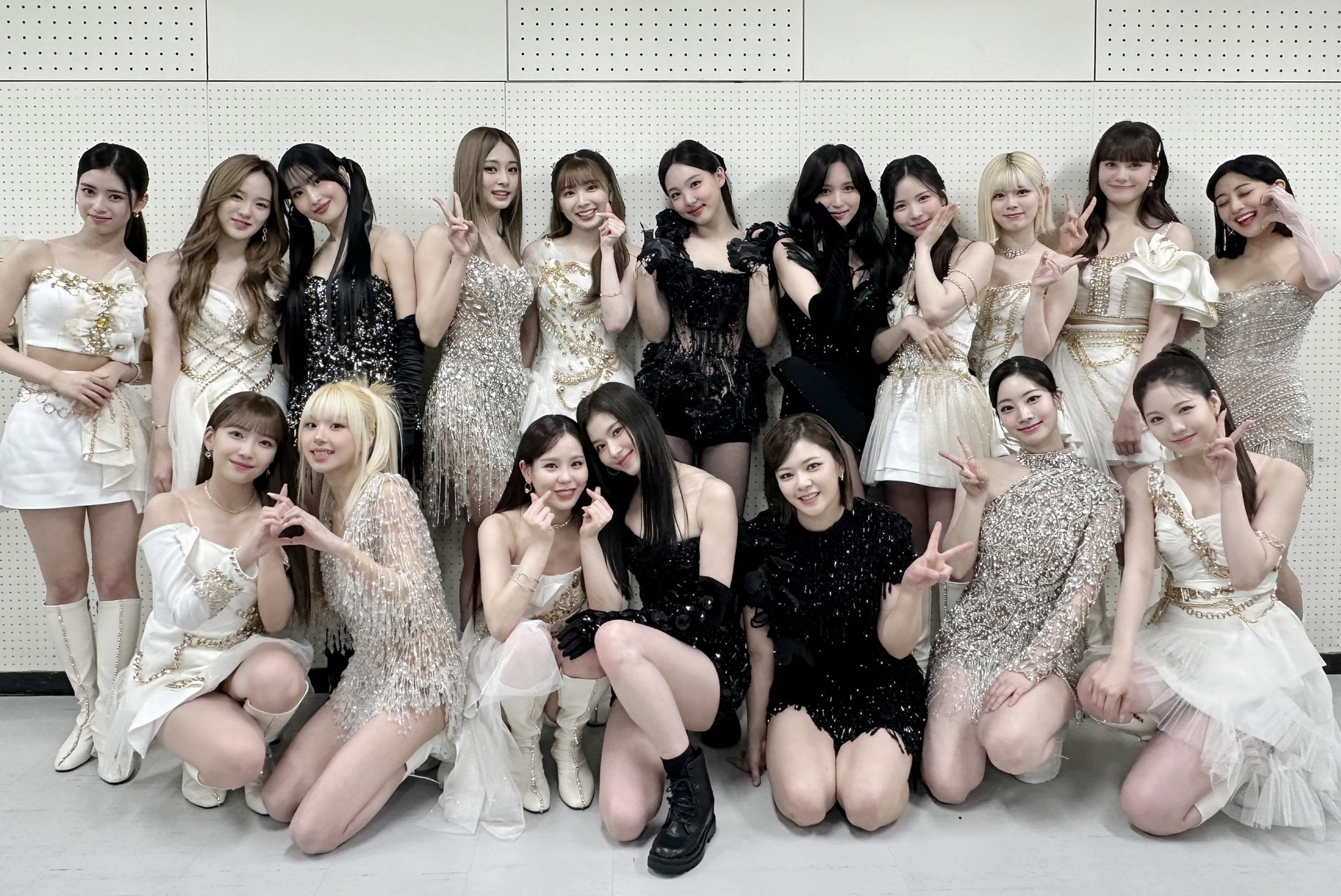 Twice-and-Niziu-Kohaku-NHK-2022-12-31 (C).jpg